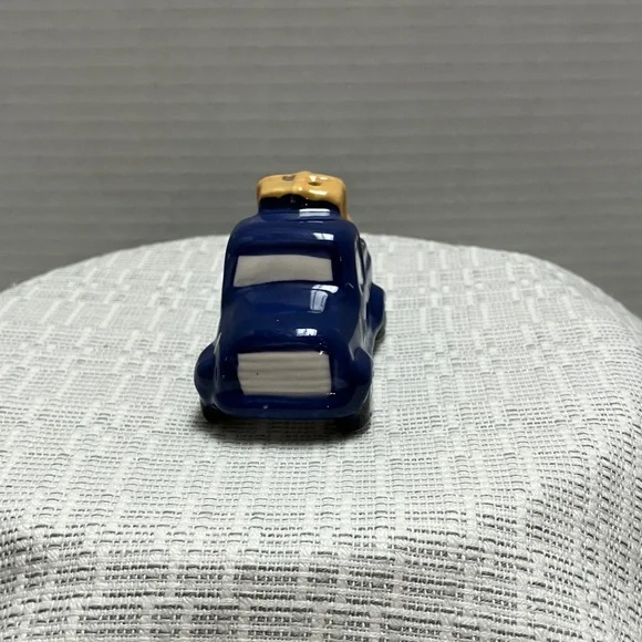 Blue Truck and Camper Salt and Pepper Shakers - Picture 5 of 9